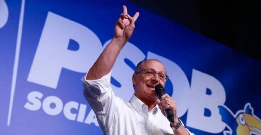 Alckmin assume comando do PSDB com aceno ao PMDB  
