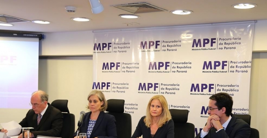  Em dezembro, integrantes do MPF repassaram para a Petrobras dinheiro recuperado pela Operação Lava Jato