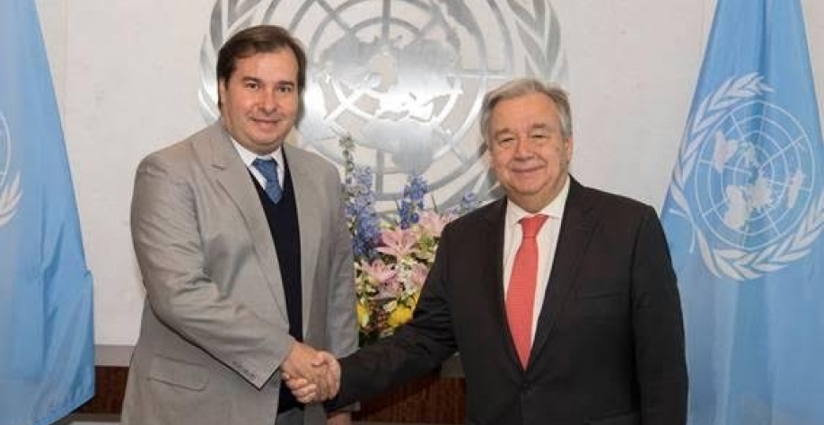 Rodrigo Maia cumprimenta o secretário-geral das Nações Unidas, António Guterres, em Nova York.