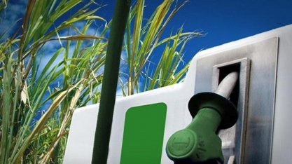 Superávit mundial de açúcar deve favorecer produção de etanol no Brasil 