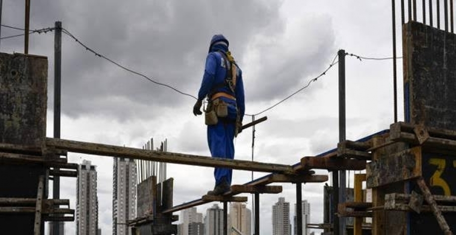 Operário trabalha em obra de residencial em Goiânia