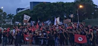 MST invade parque gráfico do Globo