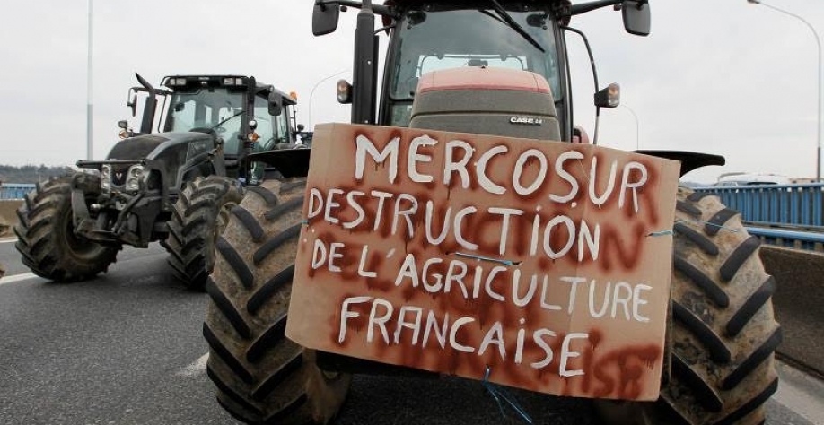 Agricultores franceses dirigem seus tratores em direção ao protesto em Lyon, na França  