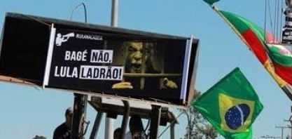 Com tratores e cavalos, ruralistas protestam contra Lula em Bagé