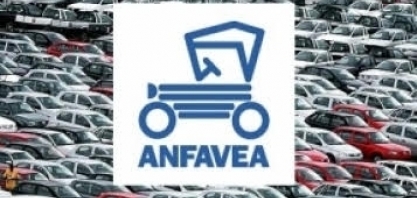 Produção de carros cresce 15% e nível de emprego melhora lentamente 