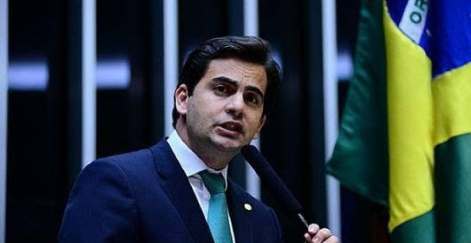 Aliado de Maia protocola suspensão de isenção do etanol importado