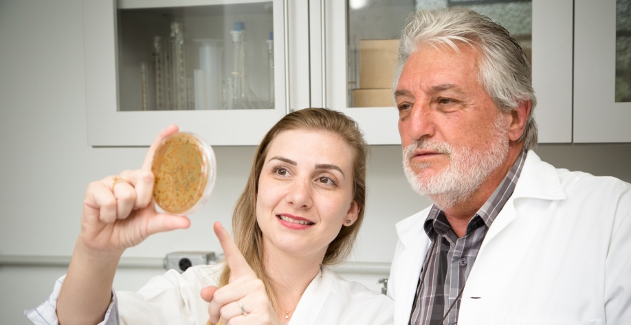  O prof. Luiz Carlos Basso e a pesquisadora Camila Varize