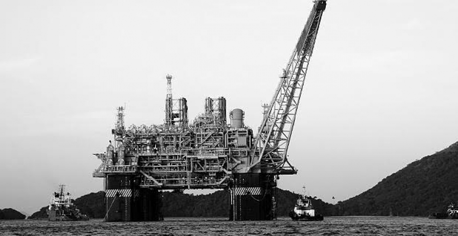 Petróleo fecha no maior nível desde 2014 