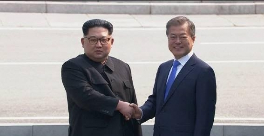 Kim se tornou o primeiro líder da Coreia do Norte a cruzar fronteira em mais de 65 anos ao ser recebido pelo presidente Moon Jae-in em Zona Desmilitarizada. EUA desejaram 'paz e prosperidade' aos coreanos.