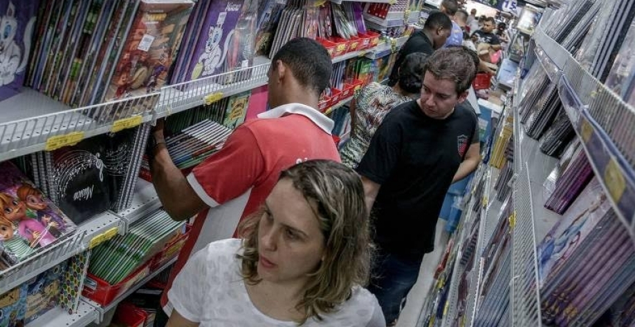 Consumidores circulam em loja da rua 25 de Março, em SP; recuperação no varejo oscila