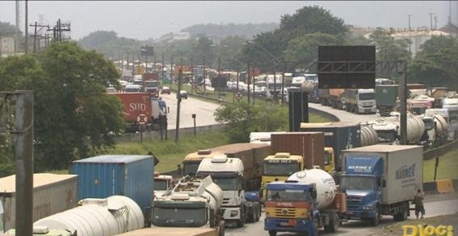 Caminhoneiros pararam no Porto de Santos e ameaçam com greve nacional