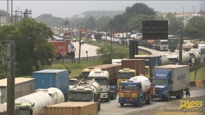 Caminhoneiros pararam no Porto de Santos e ameaçam com greve nacional