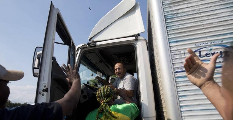 Durante protesto na rodovia BR-040, em Duque de Caxias, grevistas tentam impedir caminhoneiro que não aderiu à paralisação devido à alta dos combustíveis 