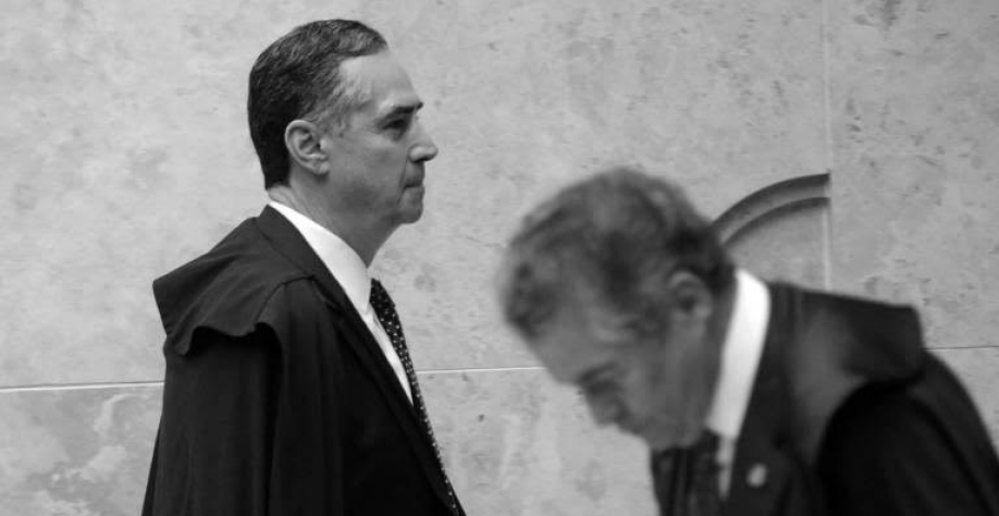 Os ministros do Supremo Tribunal Federal Luís Roberto Barroso (à esq.) e Marco Aurélio Mello durante sessão em que a corte analisou a restrição ao foro privilegiado