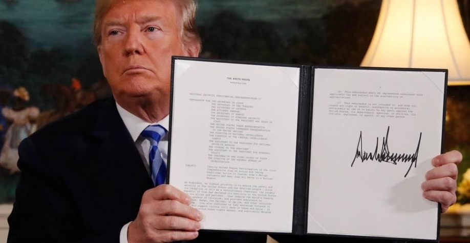  O presidente dos EUA, Donald Trump, mostra sua assinatura oficializando a retirada do país do acordo nuclear com o Irã, retomando as sanções contra o país. Trata-se de uma das mais contundentes decisões de política externa do americano em seus 15 meses d