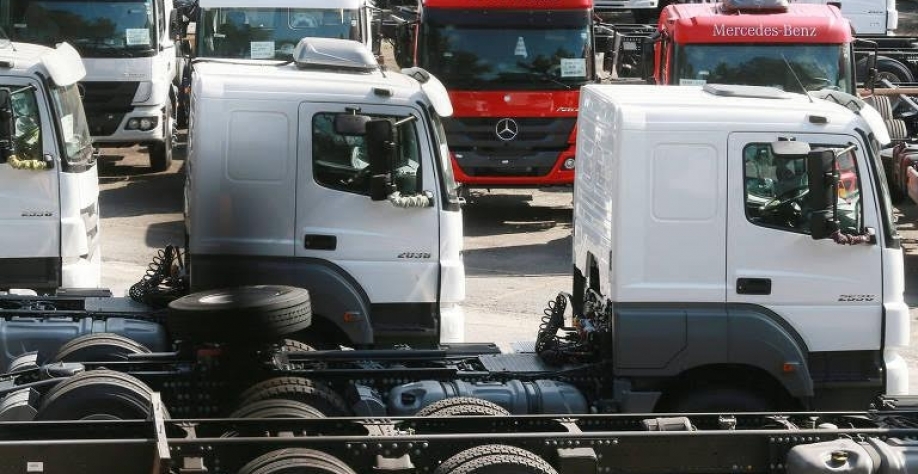 Caminhões em pátio em SP