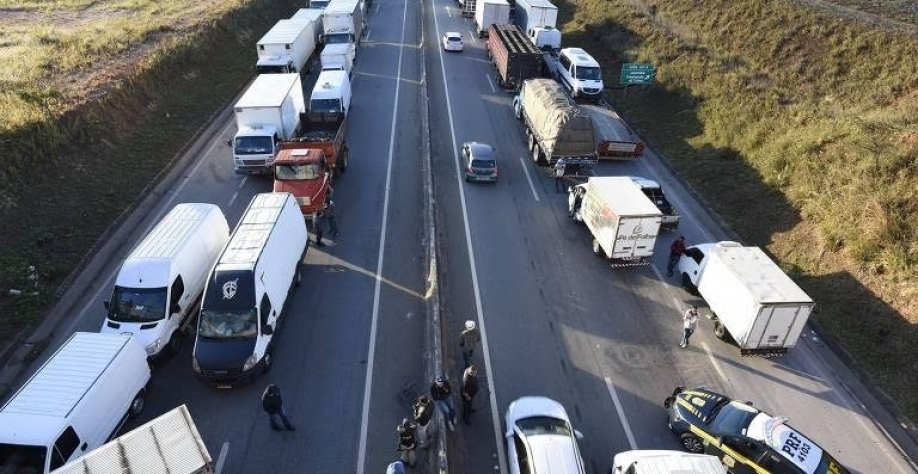 Manifestantes fecham o trafego de carretas e caminhões na BR-262 em Juatubá (MG) em protesto contra o preço dos combustíveis 