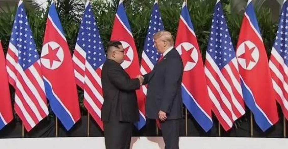 Donald Trump e Kim Jong-un fazem reunião histórica em Singapura
