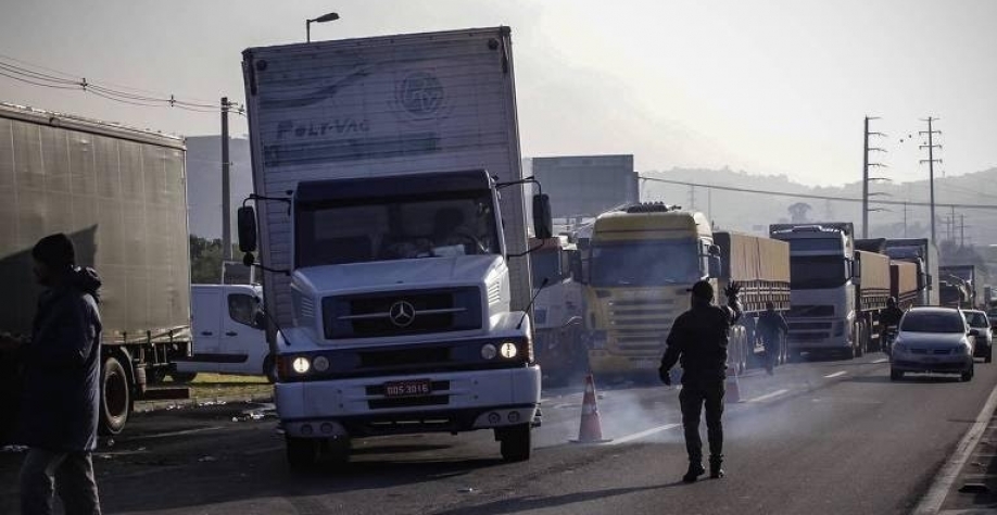 Caminhoneiros estacionados começam a liberar a 2ª pista, mas continuam na faixa de acostamento no Km 280 da rodovia Regis Bittencourt, em Embu das Artes 