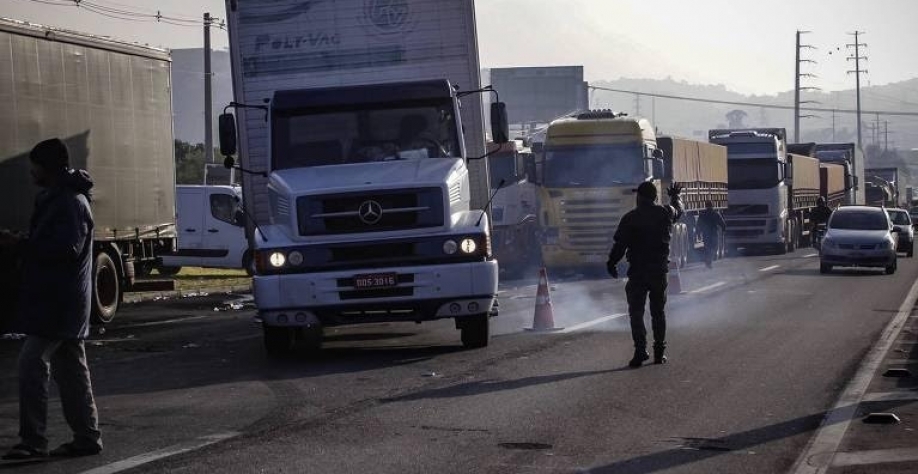 Caminhoneiros estacionados começam a liberar a 2ª pista, mas continuam na faixa de acostamento no Km 280 da rodovia Regis Bittencourt, em Embu das Artes 