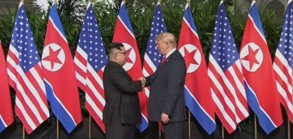 Linguagem corporal de Trump e Kim mostra cordialidade e desconforto