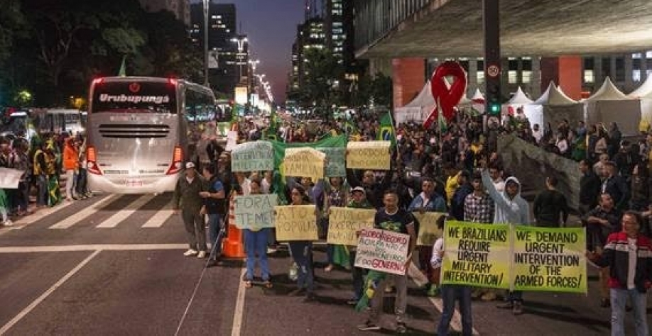 Grupo interrompe faixas da av. Paulista, em SP, em protesto contra o governo Temer e em apoio aos caminhoneiros e à intervenção militar, na noite de segunda-feira (28) 