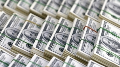 Dólar salta mais de 2,5%, maior alta em 13 meses, e vai a R$3,81 