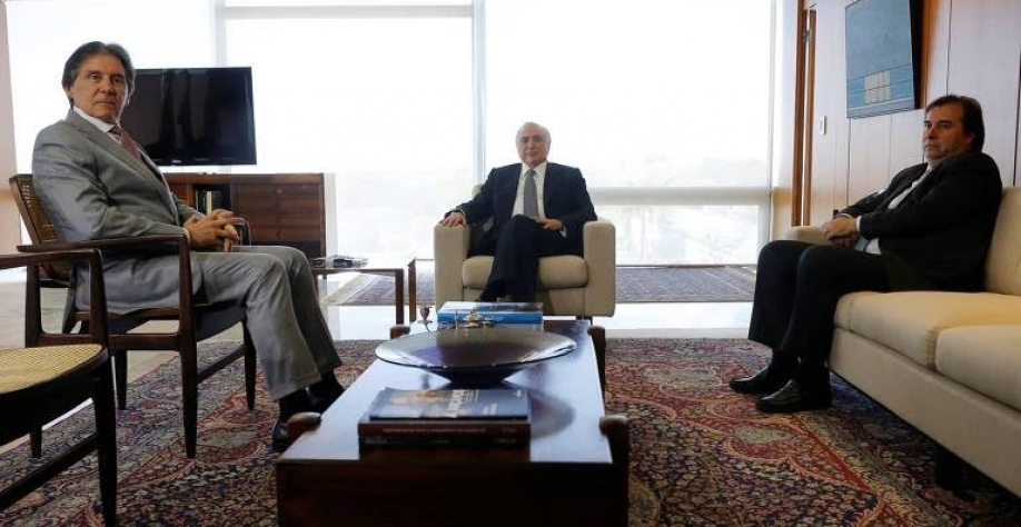 Eunício Oliveira (à dir.), Michel Temer (centro) e Rodrigo Maia (à esq.) em reunião no Palácio do Planalto na última terça-feira (29)