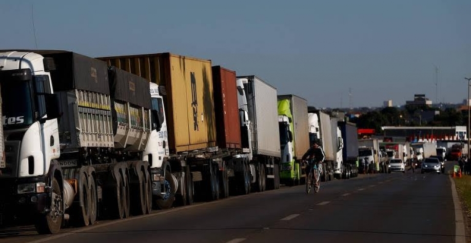 Caminhoneiros em greve em Goiás, no último dia 26