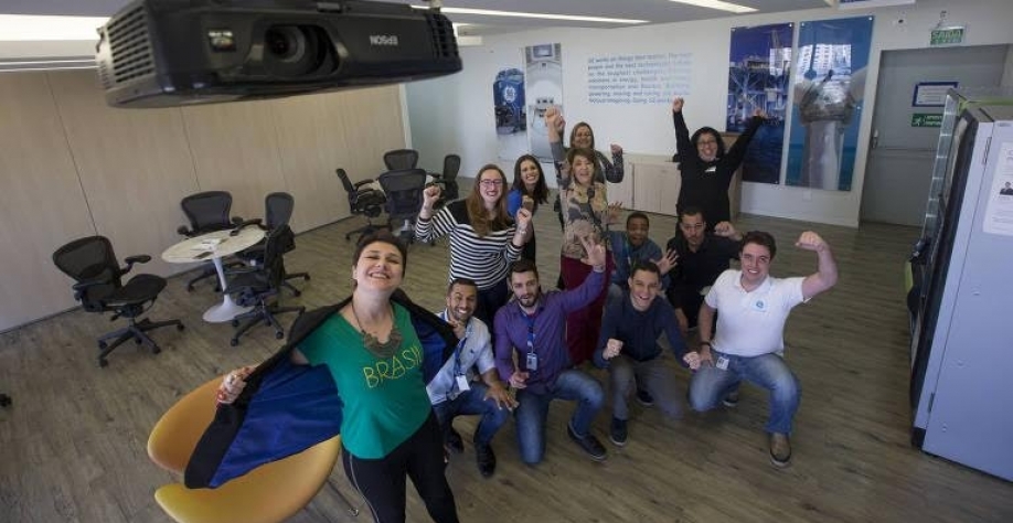 Colegas de trabalho se organizam para assistir partidas da Copa do Mundo da Rússia no escritório