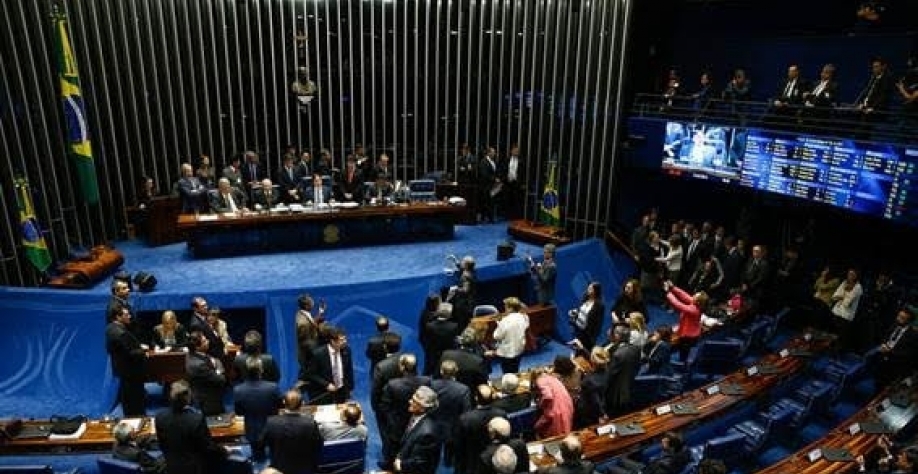 Congresso Nacional aprova reforma trabalhista, em 11 de julho, e altera mais de cem dispositivos da CLT; a contribuição passa a ser voluntária e só pode ser descontada após autorização expressa do trabalhador 