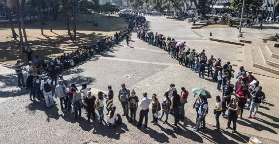 Multidão se aglomera em busca de vagas formais em São Paulo