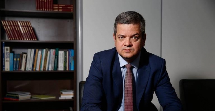 O presidente do Cade, Alexandre Barreto em seu gabinete, em Brasília