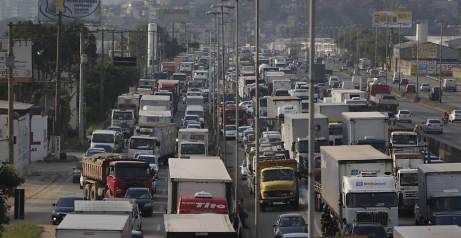 Caminhoneiros bloqueiam a Fernão Dias na altura de Jaçanã, em São Paulo 