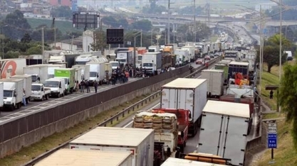 Sob gritos de 'Brasil vai parar', comissão adia votação da MP do Frete