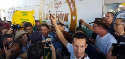 Bolsonaro vai ao campo