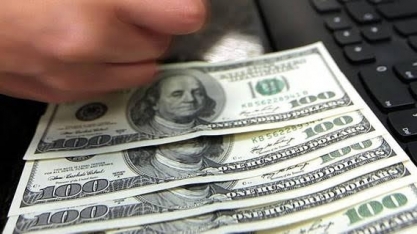 Dólar se descola do exterior e recua; Bolsa sobe 1,18%