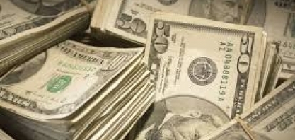  Dólar interrompe sete altas, cai puxado por exterior e segue acima de R$ 4 