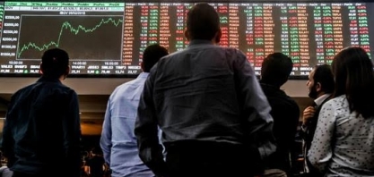 Ibovespa recua com resultados fracos, mas sobe quase 9% no mês