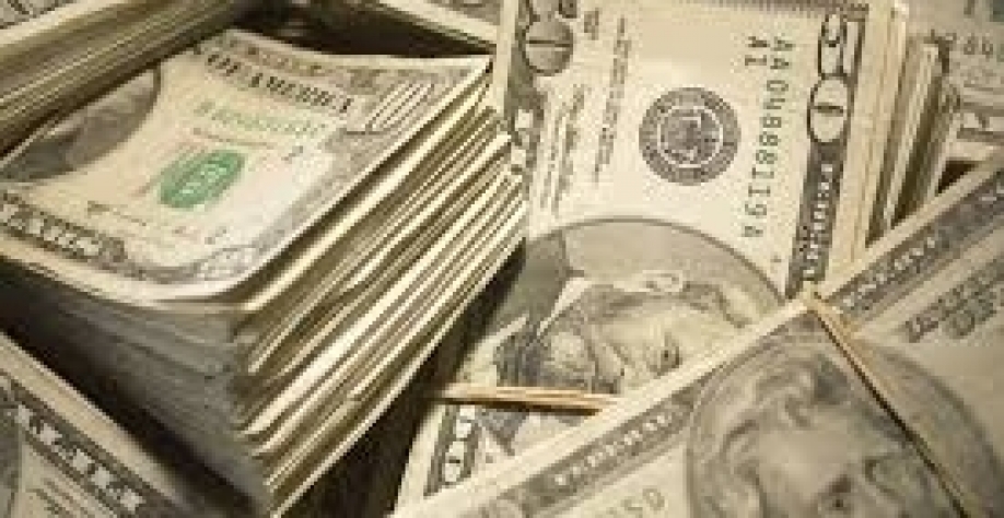 Dólar tem leve baixa ante real com correção e cena eleitoral 