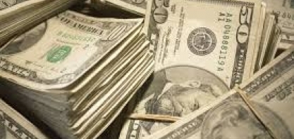 Dólar tem leve baixa ante real com correção e cena eleitoral 