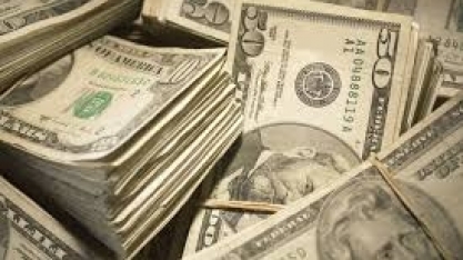 Dólar tem leve baixa ante real com correção e cena eleitoral 