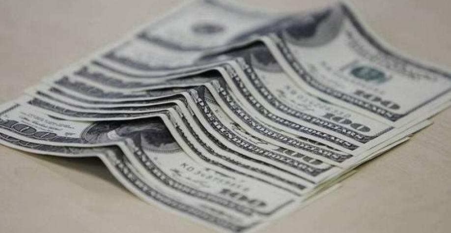 Moeda americana recuou quase 1%