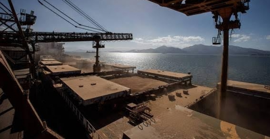 Navio sendo carregado com soja no porto de Paranaguá, no Paraná