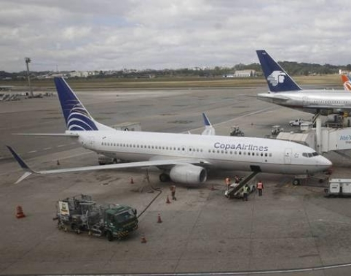 Avião é abastecido no aeroporto internacional de Guarulhos