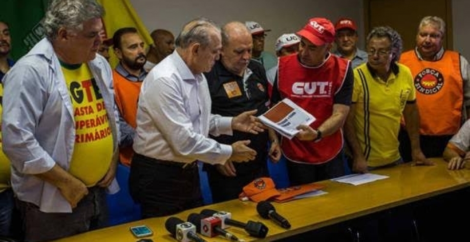 Luiz Antonio Medeiros (de camisa branca) em durante protestos em 2015 contra mudança nas regras do seguro-desemprego
