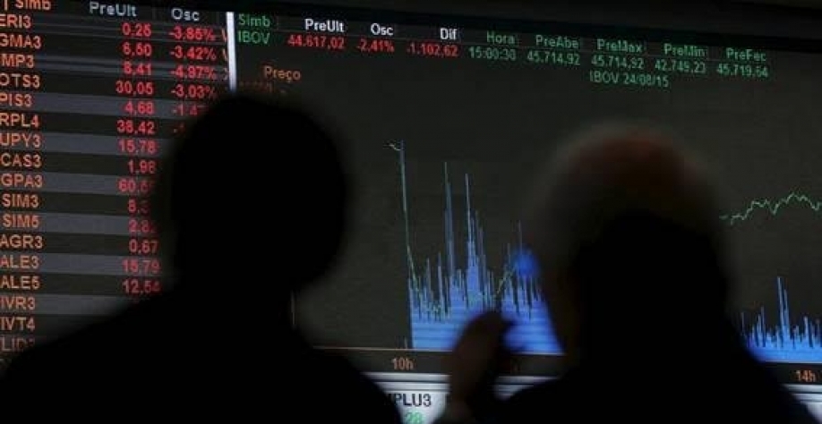 Investidor segue atento ao noticiário político