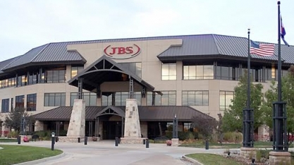 Surto de salmonela ligado a produtos da JBS se espalha e número de casos dobra