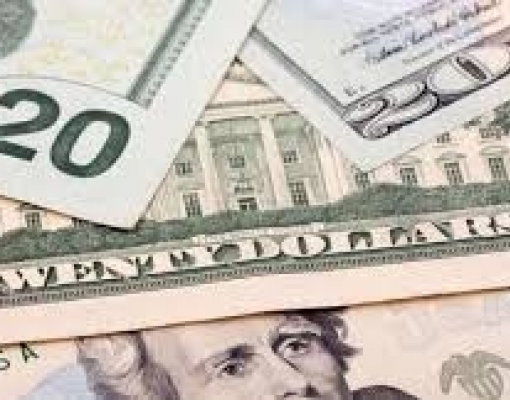 Dólar cai ante o real com noticiário político