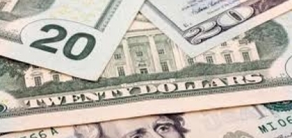 Dólar cai ante o real com noticiário político